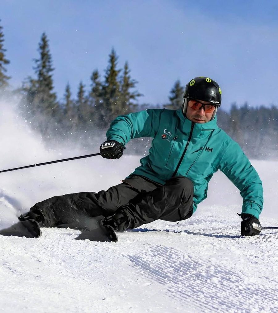 Alex Barzanov, private ski instructor in Borovets, carving down a slope